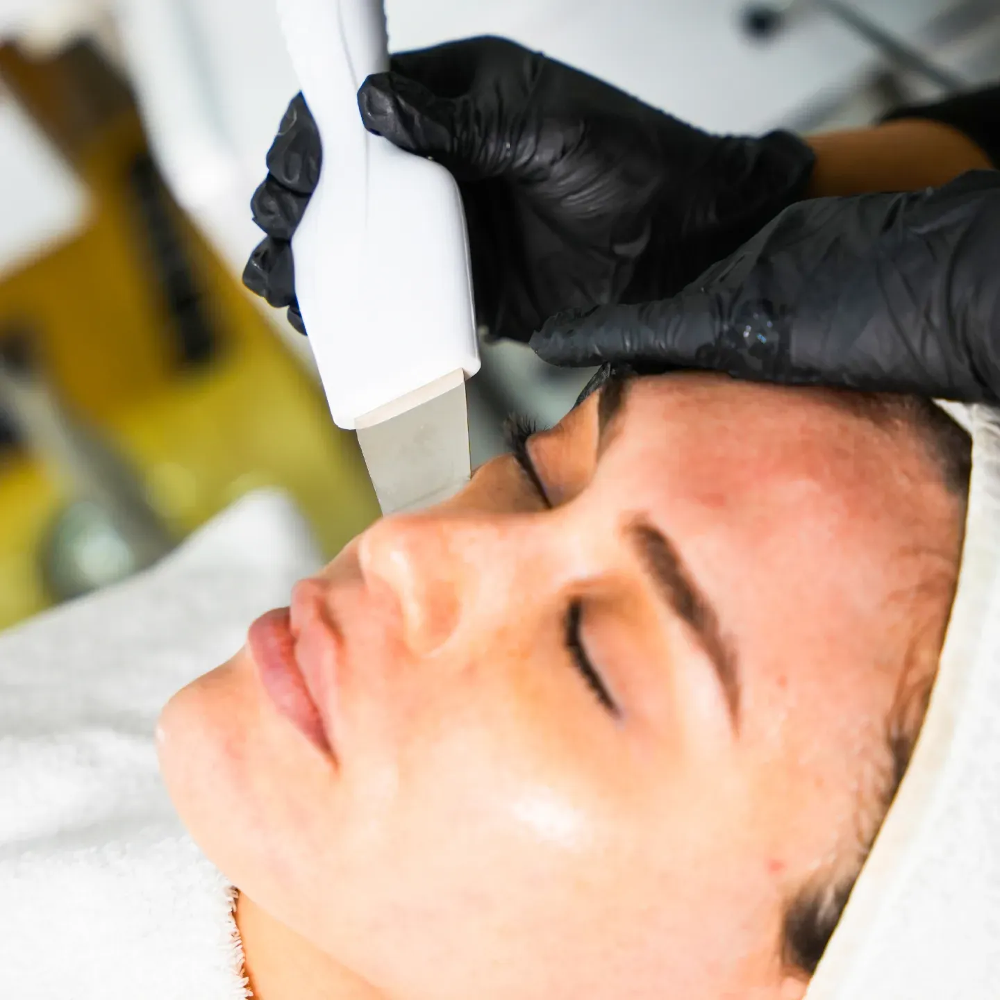 Hydrafacial benzeri cihazla yüz bakımı uygulaması