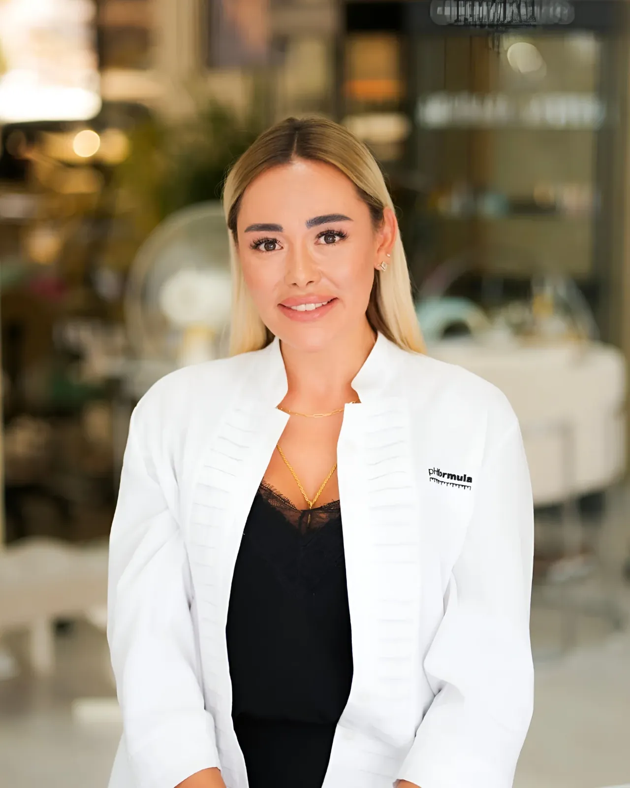 Beyaz uzman önlüğüyle Madam Defne uzman kadrosundan bir uzman