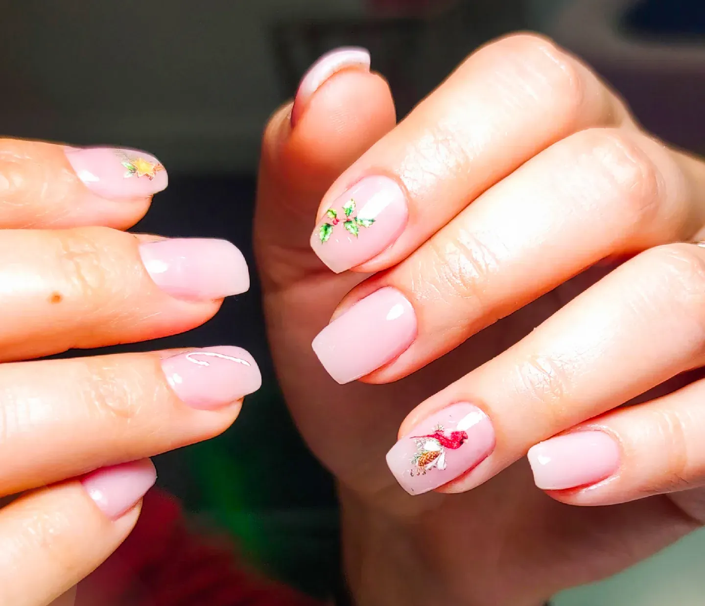 Pembe nude zemin üzerinde çiçek desenli nail art