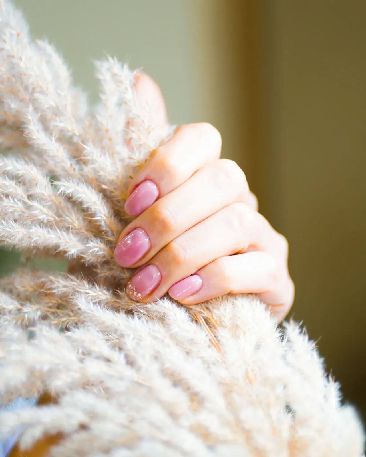Pampas önünde pembe nude jel güçlendirme