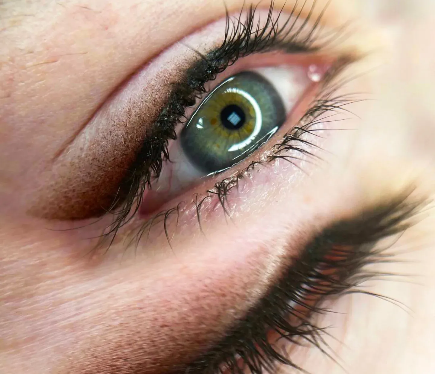 Buğulu kalıcı eyeliner yakın planı
