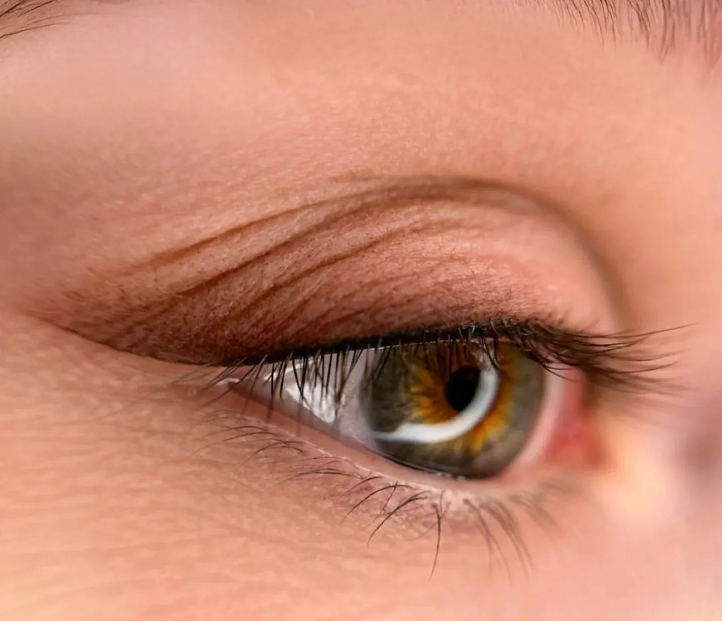 Kalıcı eyeliner uygulanmış göz