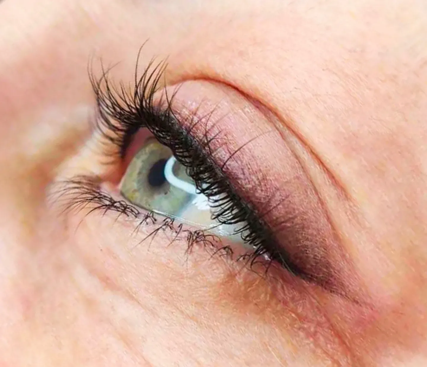 İnce çizgili kalıcı eyeliner sonucu