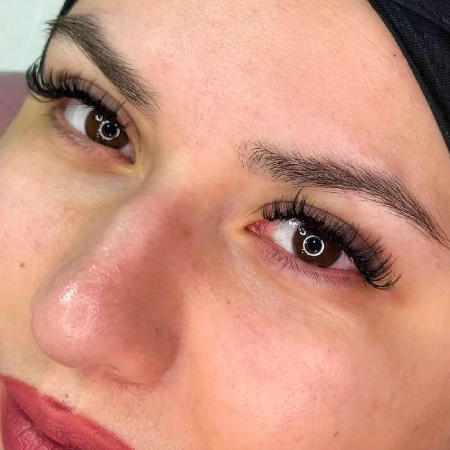Kalıcı eyeliner sonrası kadın yüzü yakın plan