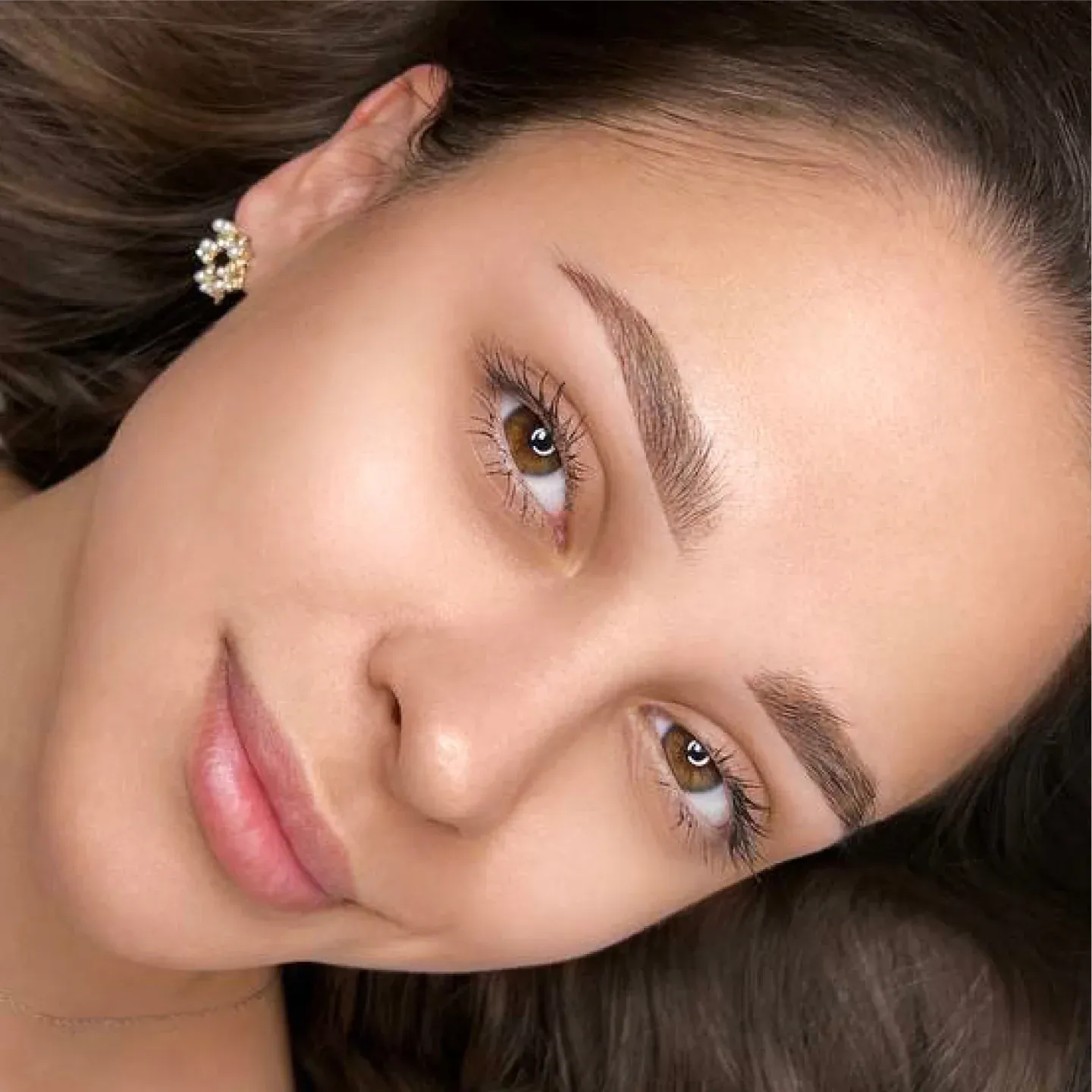 Microblading sonrası doğal kaş portresi